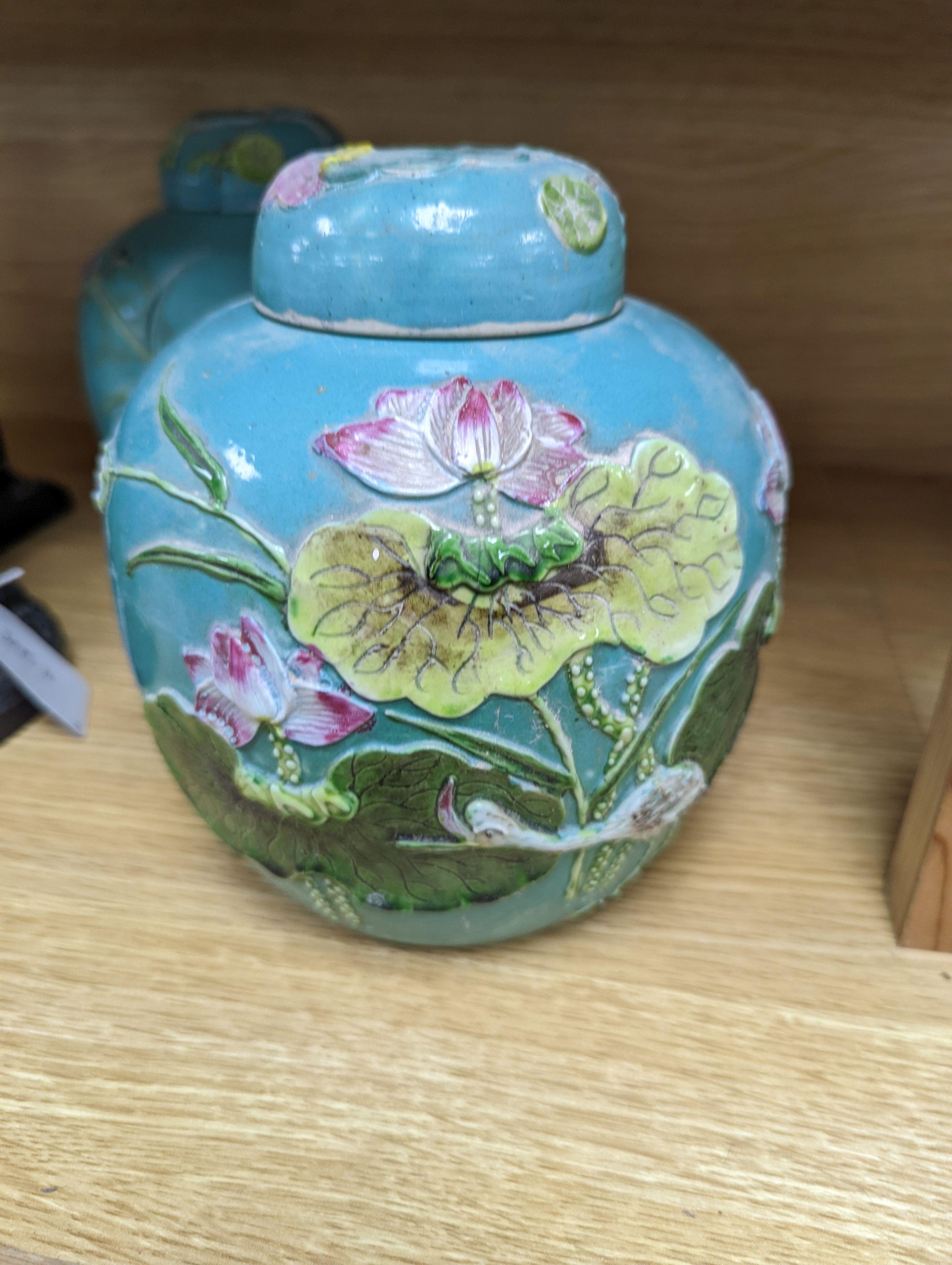 A pair of Chinese enamelled porcelain jars and covers, early 20th century, 17.5cm